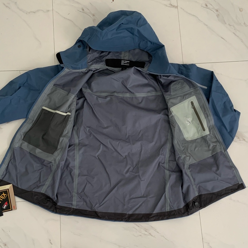 Arcteryx Blue & White Logo Alpha SV Jacket Men’s Size Large - Picture 2 of 3